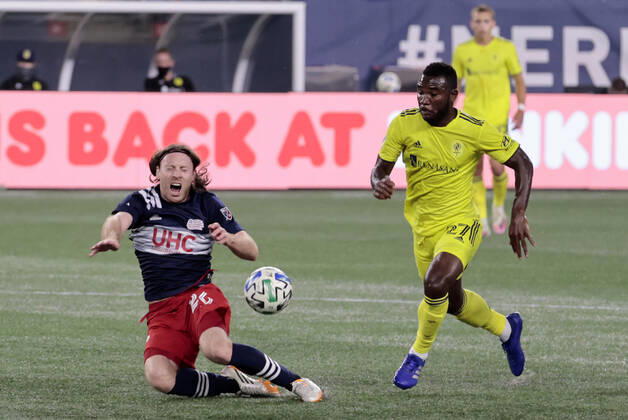 FOXBOROUGH, MA - OCTOBER 03: New England Revolution midfielder Tommy McNamara (26) sells the foul on Nashville SC midfielder Tah Brian Anunga (27) during a match between the New England Revolution and Nashville SC on October 3, 2020, at Gillette Stadium in Foxborough, Massachusetts. (Photo by Fred Kfoury III Icon Sportswire) SOCCER: OCT 03 MLS, Fussball Herren, USA - Nashville SC at New England Revolution Icon482201003009