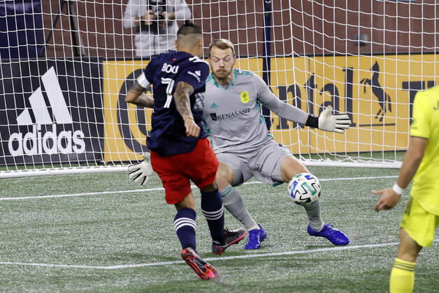 FOXBOROUGH, MA - OCTOBER 03: Nashville SC goalkeeper Joe Willis (1) makes a point blank save on New England Revolution forward Gustavo Bou (7) during a match between the New England Revolution and Nashville SC on October 3, 2020, at Gillette Stadium in Foxborough, Massachusetts. (Photo by Fred Kfoury III Icon Sportswire) SOCCER: OCT 03 MLS, Fussball Herren, USA - Nashville SC at New England Revolution Icon482201003014