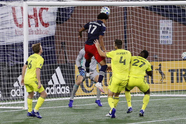 FOXBOROUGH, MA - OCTOBER 03: New England Revolution forward Tajon Buchanan (17) rises above Nashville SC defender Dave Romney (4) and Nashville SC midfielder Tah Brian Anunga (27) to head the ball on goal during a match between the New England Revolution and Nashville SC on October 3, 2020, at Gillette Stadium in Foxborough, Massachusetts. (Photo by Fred Kfoury III Icon Sportswire) SOCCER: OCT 03 MLS, Fussball Herren, USA - Nashville SC at New England Revolution Icon482201003015