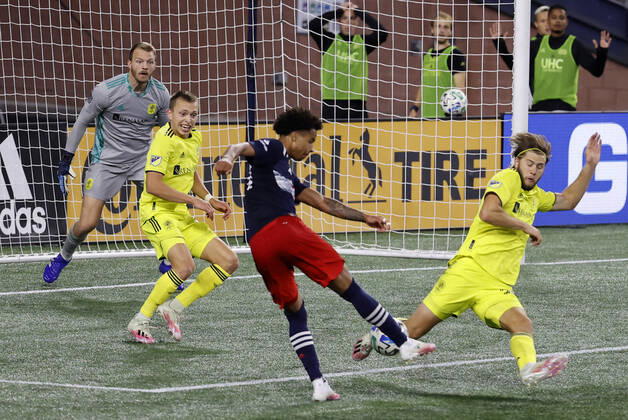 FOXBOROUGH, MA - OCTOBER 03: New England Revolution forward Tajon Buchanan (17) and Nashville SC defender Walker Zimmerman (25) play the ball during a match between the New England Revolution and Nashville SC on October 3, 2020, at Gillette Stadium in Foxborough, Massachusetts. (Photo by Fred Kfoury III Icon Sportswire) SOCCER: OCT 03 MLS, Fussball Herren, USA - Nashville SC at New England Revolution Icon482201003017