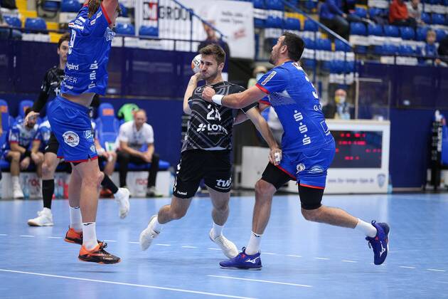 v l Jonathan Carlsbogard TBV Lemgo Lippe 9 , Pascal Buehrer Die Eulen Ludwigshafen 24 , Gedeon Guardiola TBV Lemgo Lippe 30 GER, Handball, 1 Bundesliga, TBV Lemgo Lippe vs. Die Eulen Ludwigshafen, 08 10 2020 Lemgo Copyright: xJanxStrohdiek Eibner-Pressefotox EP_JSK