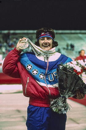 Speed skating, Eisschnelllauf Bonnie Blair Bonnie Blair (USA) wins the gold medal in the women s 500m long track speed skating at the 1992 Olympic Winter games, Winterspiele,Spiele, Summer games Copyright: xPaulxJxSutton DUOMO PCNx SS0101_067543