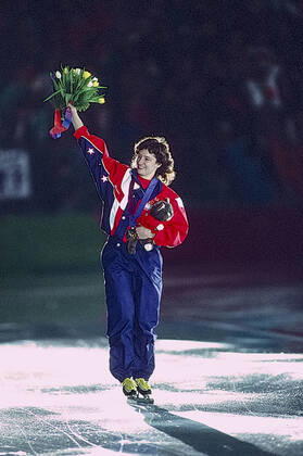 Speed skating, Eisschnelllauf Bonnie Blair Bonnie Blair (USA) wins the gold medal in the women s 1000m long track speed skating at the 1994 Olympic Winter games, Winterspiele,Spiele, Summer games Copyright: xPaulxJxSutton DUOMO PCNx SS0101_092761