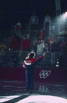 Speed skating, Eisschnelllauf Bonnie Blair Bonnie Blair (USA) wins the gold medal in the women s 1000m long track speed skating at the 1994 Olympic Winter games, Winterspiele,Spiele, Summer games Copyright: xPaulxJxSutton DUOMO PCNx SS0101_0092766