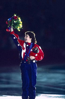 Speed skating, Eisschnelllauf Bonnie Blair Bonnie Blair (USA) wins the gold medal in the women s 1000m long track speed skating at the 1994 Olympic Winter games, Winterspiele,Spiele, Summer games Copyright: xPaulxJxSutton DUOMO PCNx SS0101_092765
