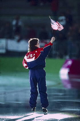 Speed skating, Eisschnelllauf Bonnie Blair Bonnie Blair (USA) wins the gold medal in the women s 1000m long track speed skating at the 1994 Olympic Winter games, Winterspiele,Spiele, Summer games Copyright: xPaulxJxSutton DUOMO PCNx SS0101_092767