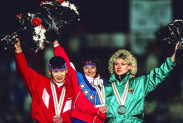 Speed skating, Eisschnelllauf Bonnie Blair Bonnie Blair (USA) wins the gold medal in the women s 1000m long track speed skating with Anke Baier (GER) silver medal winner and Ye Qiaobo (CHN) bronze at the 1992 Olympic Winter games, Winterspiele,Spiele, Summer games Copyright: xStevenxExxSutton DUOMO PCNx SS0102_067583
