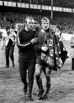 European Cup of the National Champions 1970 71 FC Everton Borussia Mönchengladbach 04 11 1970 5 4 n E Wolfgang Kleff is comforted by substitute goalkeeper Bernd Schrage Only for journalistic purposes Only for editorial use HM