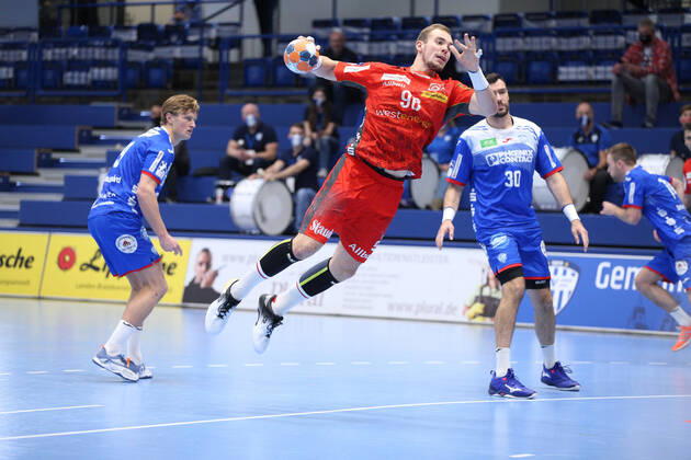 v l Jonathan Carlsbogard TBV Lemgo Lippe 9 , Tim Zechel TUSEM Essen 96 , Gedeon Guardiola TBV Lemgo Lippe 30 GER, Handball, 1 Bundesliga, TBV Lemgo Lippe against TUSEM Essen, 22 10 2020 Lemgo Copyright: xStrohdiekx Eibner-Pressefotox EP_jsk