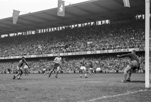 STOCKHOLM 1958 06 29 Brazils PelÃ L scores the 3 1 goal past Swedens Orvar Bergmark at Swedens goalkeeper Kalle Svensson R during the FIFA World Cup final soccer match at Rasunda stadium in Stockholm, Sweden Brazil won 5 2 and became World Champions for the first time, Stockholm Sweden SOCCER x190x,  Copyright: xPressensxBild TTx FILE PELE 1958 FIFA WORLD CUP