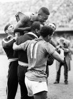 FILE STOCKHOLM 1958 06 29 Pele top of Brazil celebrates with teammates after Brazil won the FIFA World Cup final over Sweden at Rasunda stadium, in Stockholm, Sweden Brazil won 5 2 Stockholm Sweden SOCCER x197x,  Copyright: xSvensktxFotoreportage TTx FILE PELE 1958 FIFA WORLD CUP
