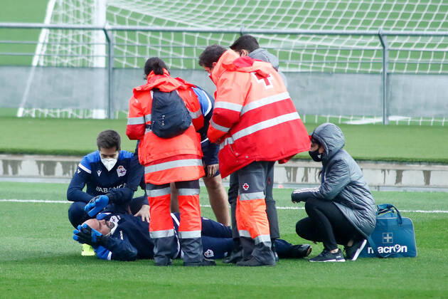 November 4, 2020, Valdebebas, MADRID, SPAIN: Francisco Martinez, goalkeeping coach of Deportivo, suffers an injury during the warm up of the spanish women league, Primera Iberdrola, football match played between Real Madrid and RC Deportivo de la Coruna Abanca at Ciudad Deportiva Real Madrid on November 04, 2020, in Valdebebas, Madrid, Spain. Valdebebas SPAIN - ZUMAa181 20201104_zaa_a181_002 Copyright: xOscarxJ.xBarrosox