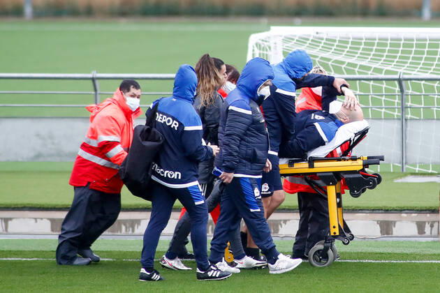 November 4, 2020, Valdebebas, MADRID, SPAIN: Francisco Martinez, goalkeeping coach of Deportivo, suffers an injury during the warm up of the spanish women league, Primera Iberdrola, football match played between Real Madrid and RC Deportivo de la Coruna Abanca at Ciudad Deportiva Real Madrid on November 04, 2020, in Valdebebas, Madrid, Spain. Valdebebas SPAIN - ZUMAa181 20201104_zaa_a181_007 Copyright: xOscarxJ.xBarrosox