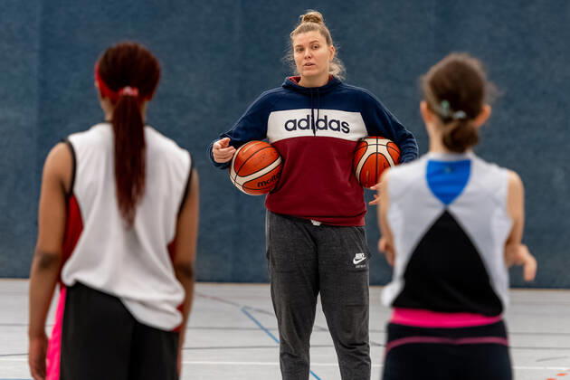 Klaudia Grudzien 23, GISA Lions SV Halle also has a coaching license and teaches the basketball talents of the 5 and 6 class of the sports school Basketball 1 Bundesliga ERDGAS Sportarena Halle Saale 12 11 2020 Photo Holger John Sachsen Anhalt Germany