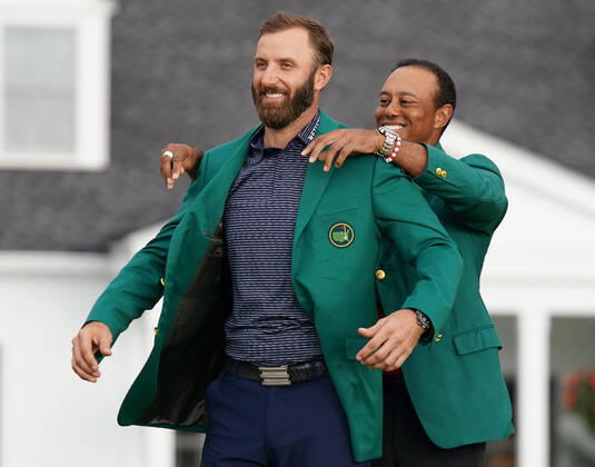 Bilder des Jahres 2020, Sport 11 November Sport Themen der Woche KW46 Sport Bilder des Tages 2019 Masters Champion Tiger Woods puts the Green Jacket on 2020 champion Dustin Johnson after the final round of the 2020 Masters golf tournament at Augusta National Golf Club in Augusta, Georgia on Sunday, November 15, 2020. Dustin Johnson wins the 2020 Masters with a record score of 20 under par.  AUG20201115702 KevinxDietsch