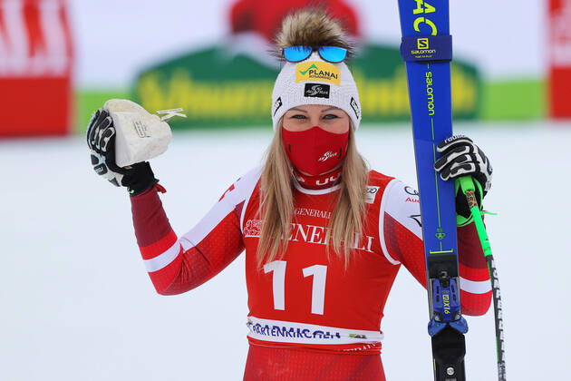 Bilder des Jahres 2021, Sport 02 Februar Sport Themen der Woche KW05 Sport Bilder des Tages ALPINE SKIING - FIS WC Garmisch-Partenkirchen GARMISCH-PARTENKIRCHEN,GERMANY,01.FEB.21 - ALPINE SKIING - FIS World Cup, Super G, ladies, award ceremony. Image shows the rejoicing of Tamara Tippler (AUT). GEPAxpictures xThomasxBachun