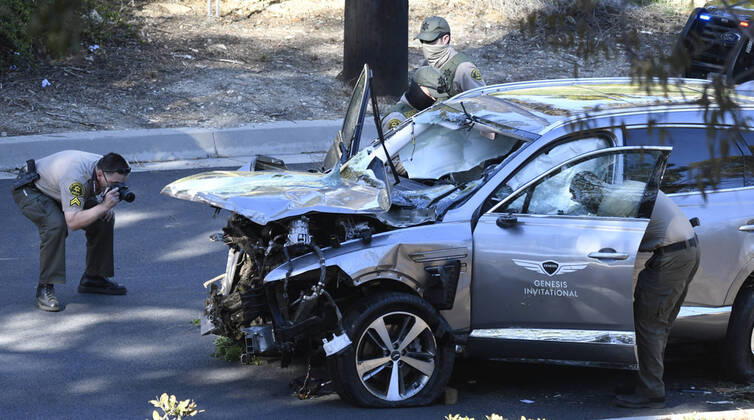 Bilder des Jahres 2021, Sport 02 Februar Sport Themen der Woche KW08 Sport Bilder des Tages February 23, 2021, Palos Verdes California, USA: Tiger Woods car is removed from a hill side after he was involved in a vehicle rollover crash on the border of Rolling Hills Estates early Tuesday morning, according to the Los Angeles County Sheriff s Department. Woods suffered multiple leg injuries, and was undergoing surgery. Rancho Palos Verdes USA - ZUMAbl1_ 0113987635st Copyright: xGenexBlevinsx