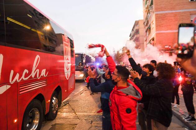 Football, EL, FC Granada - Molde FK, Granada fans welcome the team bus