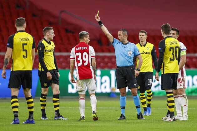 AMSTERDAM , 11}-03-2021 , Johan Cruijff Arena , Dutch football , Europa League , round of sixteen first leg , season 2020 2021. referee Marco Guida gives a yellow card to Young Boys player Michel Aebischer during the match Ajax vs Young Boys Ajax - Young Boys  x11072113x Copyright: