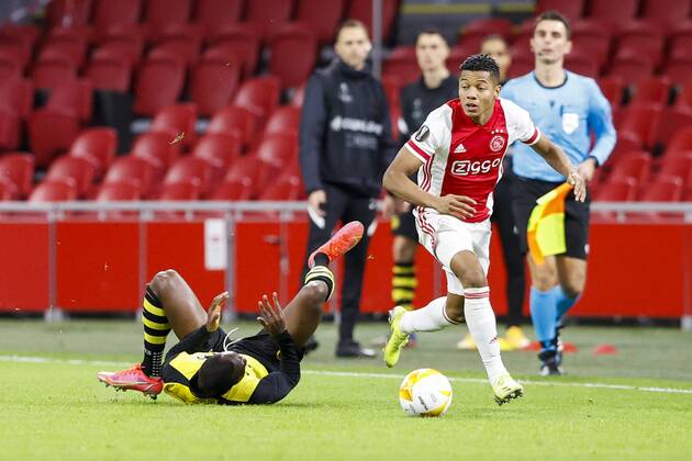 AMSTERDAM , 11-03-2021 , Johan Cruijff Arena , Dutch football , Europa League , round of sixteen first leg , season 2020 2021. (R-L) Ajax player David Neres and Young Boys player Nicolas Moumi Ngamaleu during the match Ajax vs Young Boys Ajax - Young Boys  x11072367x Copyright:
