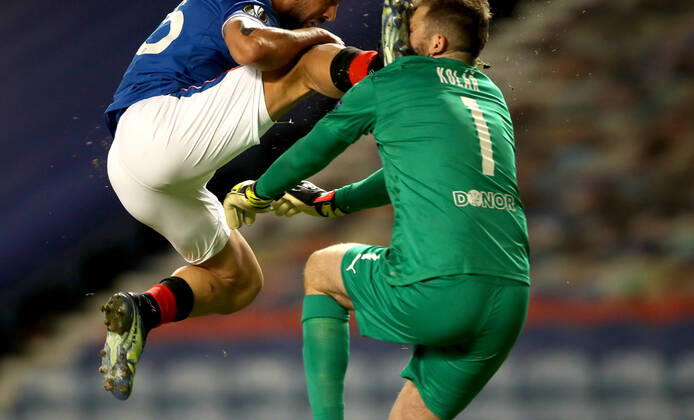 Football, EL, Glasgow Rangers - Slavia Prague, Brutal foul on Ondrej Kolar