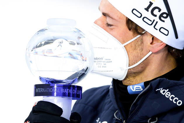 210319 Sturla Holm Laegreid of Norway celebrates with the trophy after the Men s 10 km Sprint during the IBU Biathlon World Cup on March 19, 2021 in Östersund Photo Joel Marklund BILDBYRAN code JM JM0085 bbeng biathlon biathlon biathlon world cup ibu world cup cheers, Copyright: JOELxMARKLUND BB210319JM262