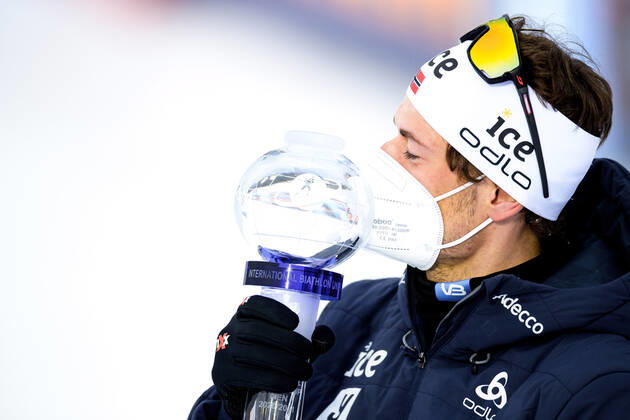 210319 Sturla Holm Laegreid of Norway celebrates with the trophy after the Men s 10 km Sprint during the IBU Biathlon World Cup on March 19, 2021 in Östersund Photo Joel Marklund BILDBYRAN code JM JM0085 bbeng biathlon biathlon biathlon world cup ibu world cup cheers, Copyright: JOELxMARKLUND BB210319JM263