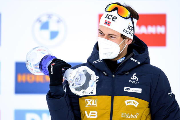210319 Sturla Holm Laegreid of Norway celebrates with the trophy after the Men s 10 km Sprint during the IBU Biathlon World Cup on March 19, 2021 in Östersund Photo Joel Marklund BILDBYRAN code JM JM0085 bbeng biathlon biathlon biathlon world cup ibu world cup cheers, Copyright: JOELxMARKLUND BB210319JM265