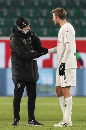 Co-coach Oliver Neuville Borussia Mönchengladbach with Christoph Kramer Borussia Mönchengladbach,6 1 Football Bundesliga Season 2020 2021 Punktspiel VfL Wolfsburg vs Borussia Mönchengladbach at Volkswagen Arena in Wolfsburg Football,Germany,man,men,14 02 2021