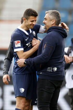 03 04 2021, Football season 2020 21 2 Bundesliga, 27 Matchday, VFL Bochum Holstein Kiel 2 1 Anthony LOSILLA VFL left and coach Thomas REIS VFL right