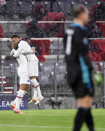 FOOTBALL CHAMPIONS LEAGUE SEASON 2020 2021 Quarterfinal First leg 07 04 2021 FC Bayern Muenchen Paris Saint Germain JUBEL Paris Saint Germain, goal scorer for 0 1 Kylian Mbappe li embraced by Neymar PHOTO Markus Ulmer Pressefoto Ulmer Pool via Ulrich Hufnagel Hufnagel PR xxNOxMODELxRELEASExx For journalistic use only Only for editorial use No commercial usage Germany
