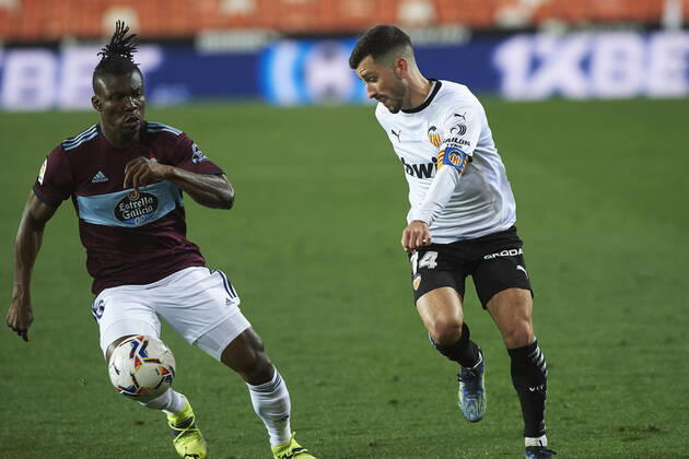 20 02 2021, Valencia, Spain, Mestalla, FC Valencia vs Celta Vigo La Liga, Jose Luis Gaya FC Valencia and Joseph Aidoo Celta Vigo in duel Photo EU Images Online in match use limited to 45 images 15 in extra time Valencia Mestalla Spain  eu-images-584