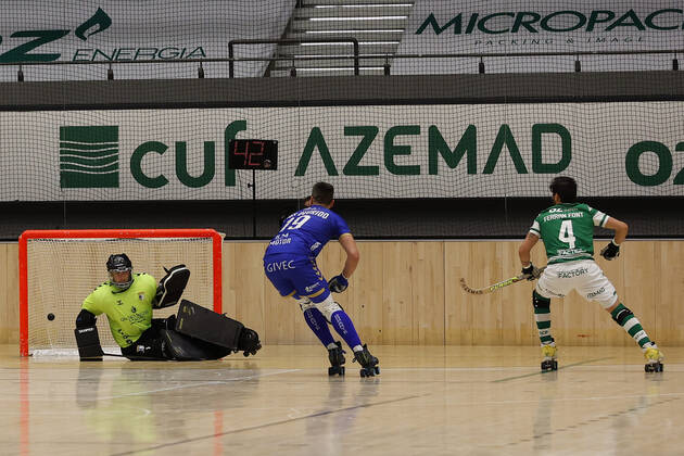 Sporting CP v OC Barcelos - Rink Hockey 1st Division Playoff Ferran Font shoots to score during the Rink Hockey playoffs 1st leg between Sporting CP and OC Barcelos, at Pavilhao Joao Rocha, Lisboa, Portugal, 08, May, 2021 Lisbon Portugal rico-sporting210508_npur7 Copyright: xJoaoxRicox