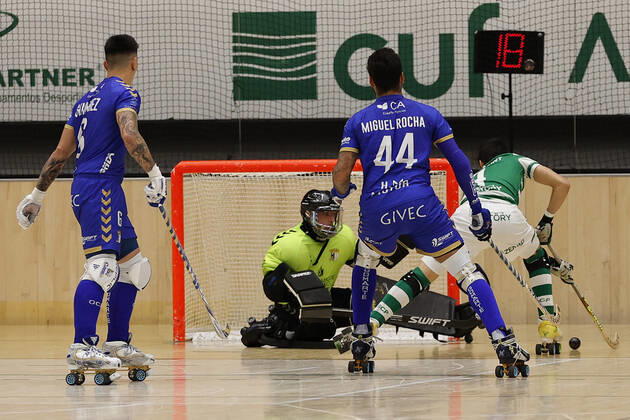 Sporting CP v OC Barcelos - Rink Hockey 1st Division Playoff Ferran Font dueling the goalkeeper during the Rink Hockey playoffs 1st leg between Sporting CP and OC Barcelos, at Pavilhao Joao Rocha, Lisboa, Portugal, 08, May, 2021 Lisbon Portugal rico-sporting210508_np1TR Copyright: xJoaoxRicox