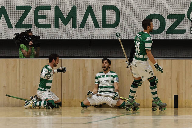 Sporting CP v OC Barcelos - Rink Hockey 1st Division Playoff Ferran Font celebrates his goal with teammates during the Rink Hockey playoffs 1st leg between Sporting CP and OC Barcelos, at Pavilhao Joao Rocha, Lisboa, Portugal, 08, May, 2021 Lisbon Portugal rico-sporting210508_npdjt Copyright: xJoaoxRicox