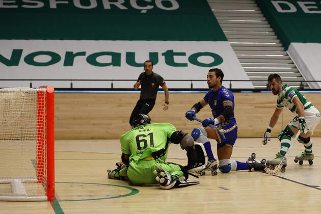 Sporting CP v OC Barcelos - Rink Hockey 1st Division Playoff Rafael Lourenco scores and ties 2-2 during the Rink Hockey playoffs 1st leg between Sporting CP and OC Barcelos, at Pavilhao Joao Rocha, Lisboa, Portugal, 08, May, 2021 Lisbon Portugal rico-sporting210508_npN4U Copyright: xJoaoxRicox