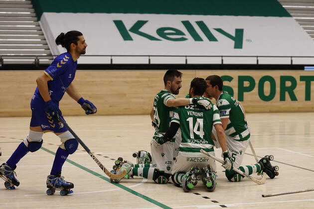 Sporting CP v OC Barcelos - Rink Hockey 1st Division Playoff Nolito Romero celebrates his goal with teammates during the Rink Hockey playoffs 1st leg between Sporting CP and OC Barcelos, at Pavilhao Joao Rocha, Lisboa, Portugal, 08, May, 2021 Lisbon Portugal rico-sporting210508_np4d9 Copyright: xJoaoxRicox