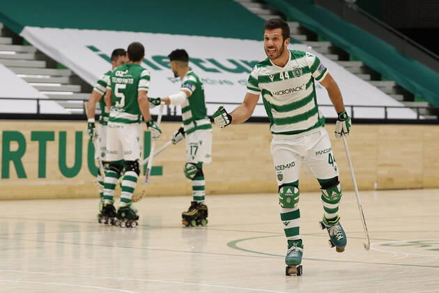 Sporting CP v OC Barcelos - Rink Hockey 1st Division Playoff Joao Souto celebrates his teammate goal during the Rink Hockey playoffs 1st leg between Sporting CP and OC Barcelos, at Pavilhao Joao Rocha, Lisboa, Portugal, 08, May, 2021 Lisbon Portugal rico-sporting210508_npi1z Copyright: xJoaoxRicox