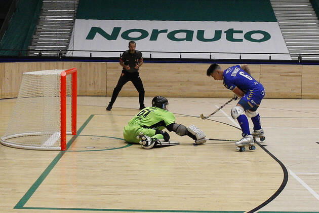 Sporting CP v OC Barcelos - Rink Hockey 1st Division Playoff Dario Gimenez passes though Angelo Girao and scores 3-3 during the Rink Hockey playoffs 1st leg between Sporting CP and OC Barcelos, at Pavilhao Joao Rocha, Lisboa, Portugal, 08, May, 2021 Lisbon Portugal rico-sporting210508_npNNp Copyright: xJoaoxRicox