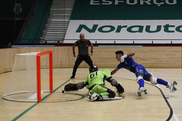 Sporting CP v OC Barcelos - Rink Hockey 1st Division Playoff Dario Gimenez passes though Angelo Girao and scores 3-3 during the Rink Hockey playoffs 1st leg between Sporting CP and OC Barcelos, at Pavilhao Joao Rocha, Lisboa, Portugal, 08, May, 2021 Lisbon Portugal rico-sporting210508_npuGD Copyright: xJoaoxRicox