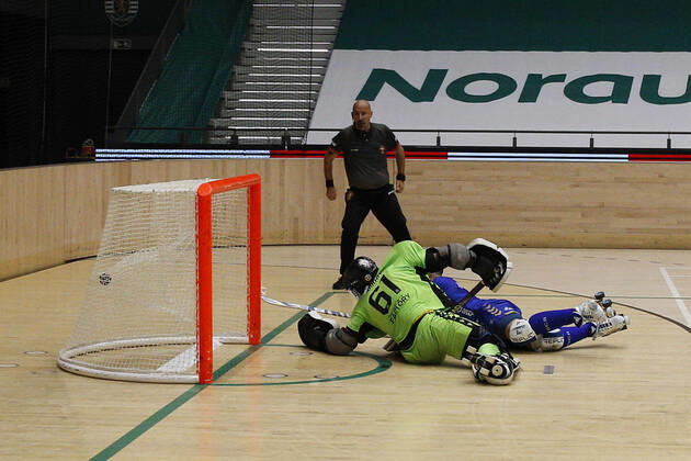 Sporting CP v OC Barcelos - Rink Hockey 1st Division Playoff Dario Gimenez passes though Angelo Girao and scores 3-3 during the Rink Hockey playoffs 1st leg between Sporting CP and OC Barcelos, at Pavilhao Joao Rocha, Lisboa, Portugal, 08, May, 2021 Lisbon Portugal rico-sporting210508_np4fn Copyright: xJoaoxRicox