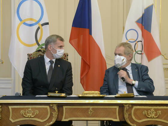 Peking 2022, Milos Zeman und Jiri Kejval unterzeichnen Antrag für tschechische Olympiamannschaft