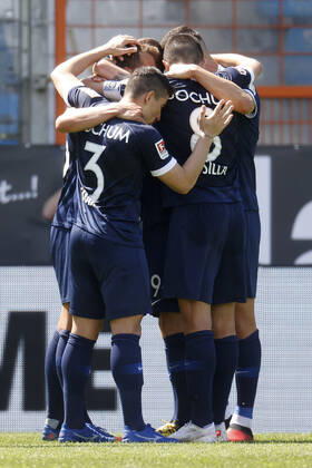 09 05 2021, Football season 2020 21 2 Bundesliga, 32 Matchday, VFL Bochum Jahn Regensburg 5 1 Bochum players celebrate taking a 2 1 lead after Regensburg own goal.