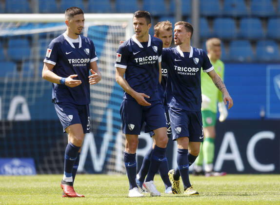 09 05 2021, Football Season 2020 21 2 Bundesliga, 32 Matchday, VFL Bochum Jahn Regensburg 5 1 Bochum players Robert ZULJ VFL , Anthony LOSILLA VFL Maxim LEITSCH VFL and Simon ZOLLER VFL f l n r celebrate taking the 2 1 lead after Regensburgs own goal.
