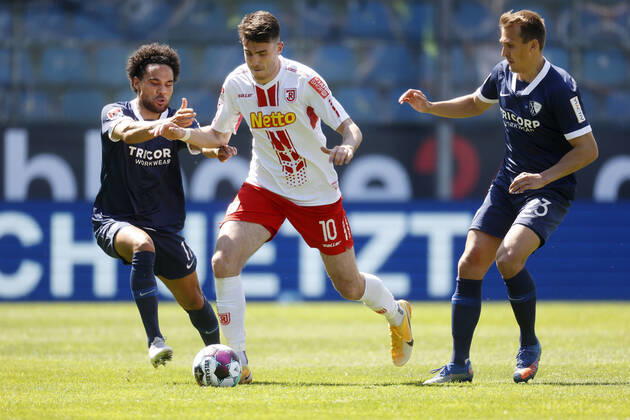 09 05 2021, Football Season 2020 21 2 Bundesliga, 32 Matchday, VFL Bochum Jahn Regensburg 5 1 Herbert BOCKHORN VFL , Kaan CALISKANER white and Robert TESCHE VFL f li n r