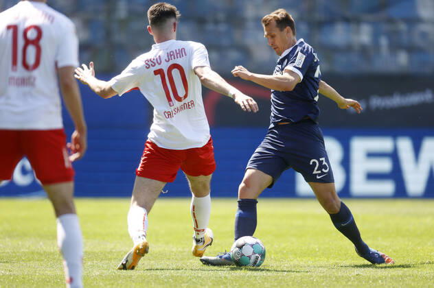 09 05 2021, Football season 2020 21 2 Bundesliga, 32 Matchday, VFL Bochum Jahn Regensburg 5 1 Kaan CALISKANER white left and Robert TESCHE VFL right