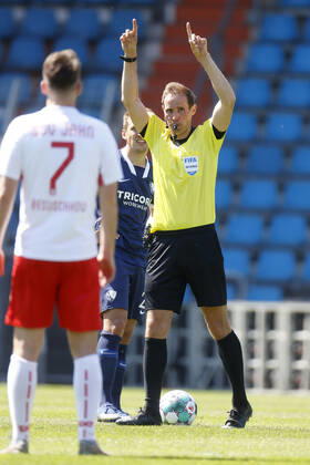 09 05 2021, Football Season 2020 21 2 Bundesliga, 32 Matchday, VFL Bochum Jahn Regensburg 5 1 Referee Sascha STEGEMANN re indicates a review.