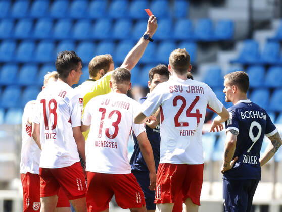 09 05 2021, Football season 2020 21 2 Bundesliga, 32 Matchday, VFL Bochum Jahn Regensburg 5 1 Referee Sascha STEGEMANN 2 v left shows Benedikt Jahn Regensburg a concealed red card