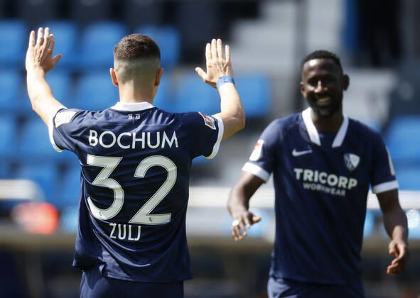 09 05 2021, Football season 2020 21 2 Bundesliga, 32 Matchday, VFL Bochum Jahn Regensburg 5 1 Robert ZULJ VFL li is happy with Silvre Ganvoula MÕBoussy VFL re about his goal to 4 1