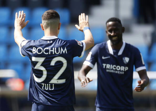 09 05 2021, Football season 2020 21 2 Bundesliga, 32 Matchday, VFL Bochum Jahn Regensburg 5 1 Robert ZULJ VFL li is happy with Silvre Ganvoula MÕBoussy VFL re about his goal to 4 1